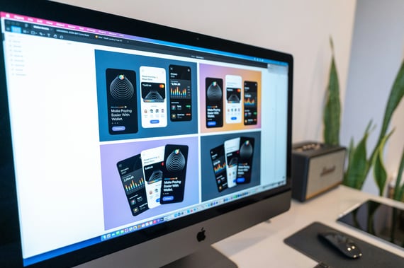 Un écran d'ordinateur affichant des maquettes d'interface utilisateur pour des applications mobiles, avec des éléments de design et des graphiques.