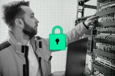 REAC TSSR : un homme regarde les cables d'un data center et s'assure de la sécurité