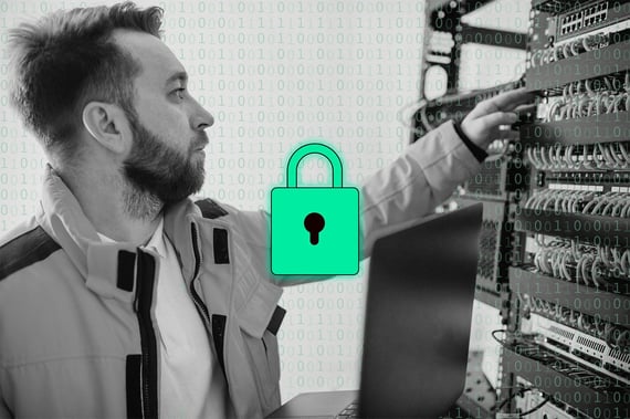 REAC TSSR : un homme regarde les cables d'un data center et s'assure de la sécurité
