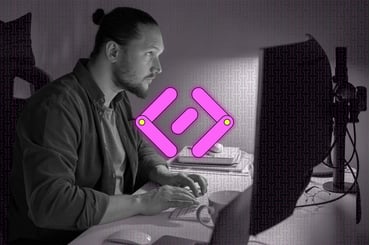 Un homme se concentre devant son ordinateur et lit le REACT Développeur Web et Web Mobile 2024