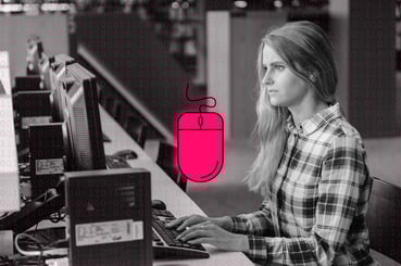 Femme réalise des tests automatisés sur son ordinateur