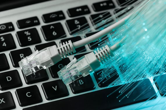 Cables de connectivité devant un clavier d'ordinateur.