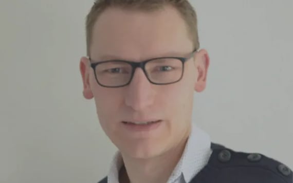 La reconversion réussie de Nicolas devenu développeur web junior chez IBM au CIC