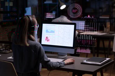 Femme devant un ordinateur faisant de l'analyse de données. 