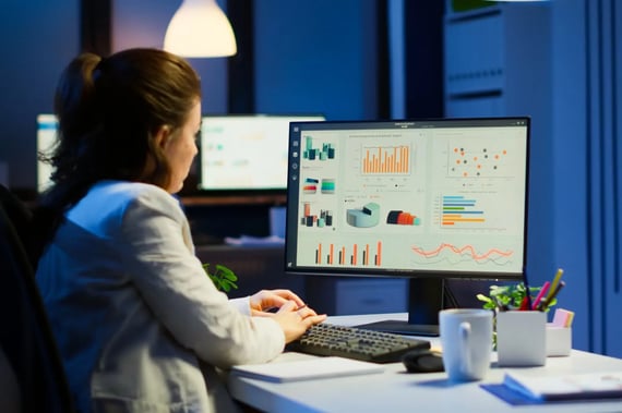 Une jeune data analyst utilise un ordinateur pour travailler sur de la visualisation de graphiques.