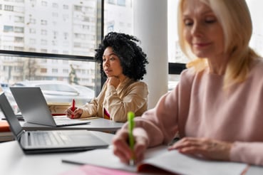 Vue de feux femmes travaillant ensemble sur ordinateur