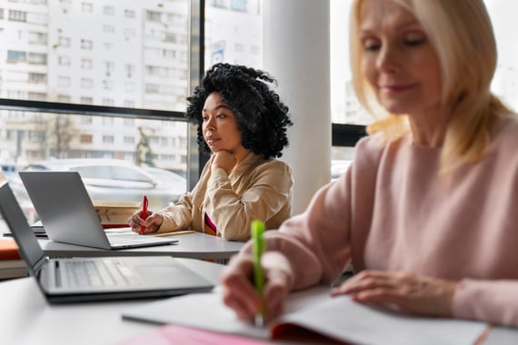 Vue de feux femmes travaillant ensemble sur ordinateur