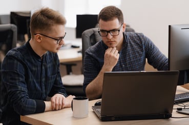 deux développeurs web devant un écran